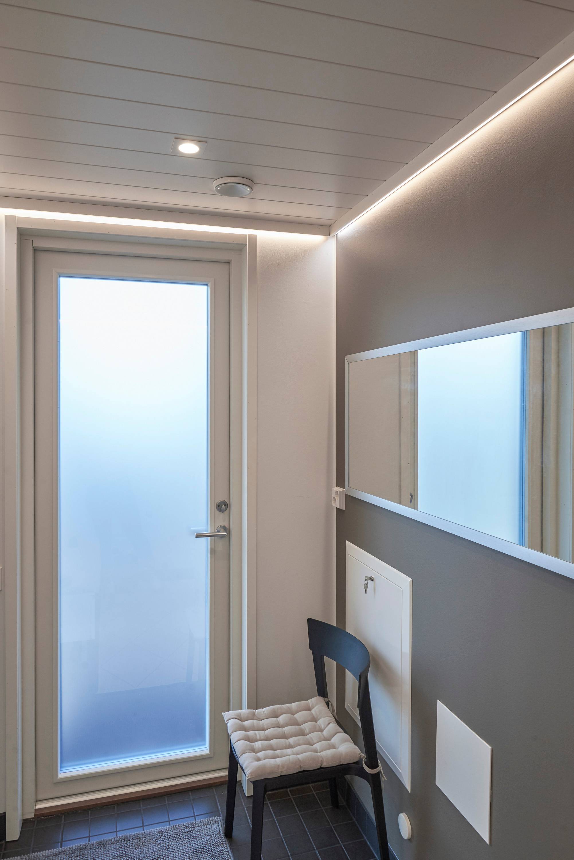 Vstupní hala je osvětlena nepřímým náladovým LED páskem za stropem a pevným reflektorem Kantti. Ledstore.fi